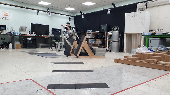 KAIST 연구팀이 개발한 사족보행 로봇 라이보가 벽을 연속으로 짚으며 달리는 모습. KAIST 제공