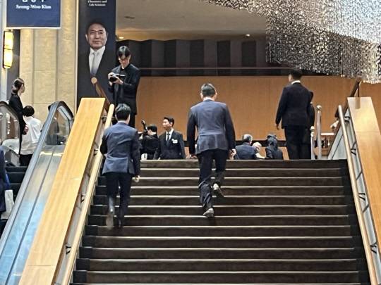 이재용 삼성전자 회장이 지난달 30일 서울신라호텔에서 열린 호암재단 개최 '2025년도 제35회 삼성호암상 시상식'에 참석하기 위해 2층 다이너스티홀 계단을 오르고 있다. 장우진 기자