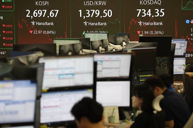 지난달 30일 오후 서울 중구 하나은행 딜링룸에서 딜러들이 업무를 보고 있다. /사진=뉴시스