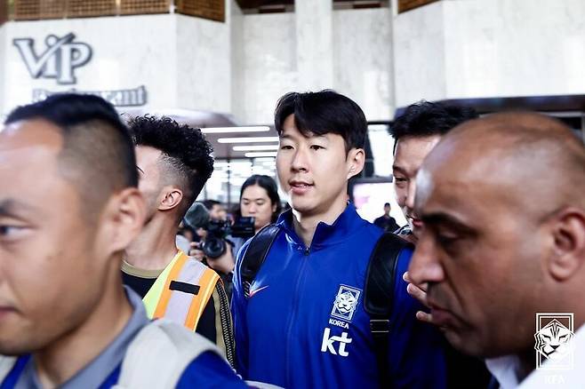 한국 축구대표팀이 3일(한국시각) 이라크 바스라 공항에 도착해 숙소로 이동하고 있다. 대한축구협회 제공