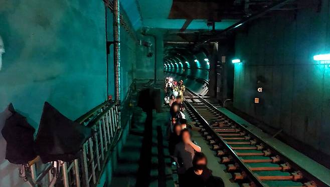 지난달 31일 서울지하철 5호선 열차 안에서 방화로 인해 승객들이 지하 터널을 통해 대피하는 모습. 영등포소방서 제공