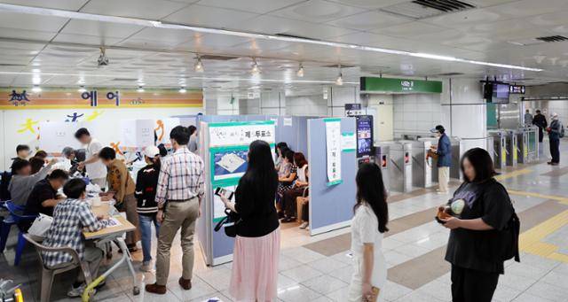 제21대 대통령 선거일인 3일 부산 연제구 도시철도 연산역 대합실에 마련된 연산제5동 제3투표소에서 유권자들이 소중한 한 표를 행사하고 있다. 부산=뉴시스