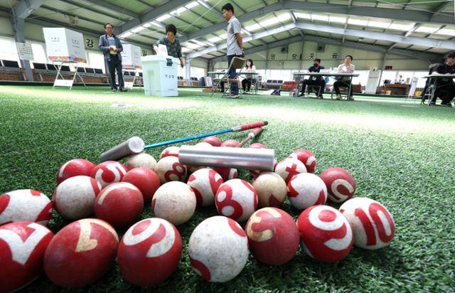 제21대 대통령선거가 실시된 3일 투표소로 깜짝 변신한 세종 연서면 신대게이트볼장(연서 제3투표소)에서 유권자들이 소중한 한 표를 행사하고 있다. 세종=뉴스1