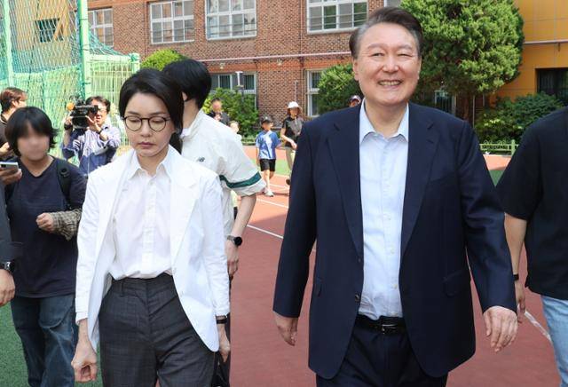 윤석열 전 대통령과 김건희 여사가 제21대 대통령 선거일인 3일 오전 서울 서초구 원명초등학교에 마련된 서초4동 제3투표소에서 투표를 마치고 이동하고 있다. 뉴스1