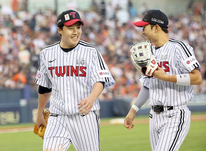 27일 오후 잠실야구장에서 열린 2025 프로야구 한화와 LG 경기. LG 선발 임찬규가 4회 한화 이진영을 병살아웃시켜 이닝을 종료하고 들어오며 박해민과 미소 짓고 있다. 잠실=정시종 기자 capa@edaily.co.kr /2025.05.27.