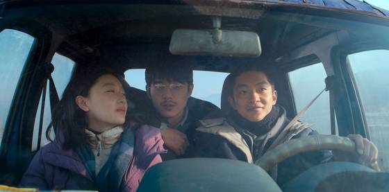 영화 '브레이킹 아이스'의 세 주인공은 각자 가슴에 큰 구멍을 안고 살아간다. 우연한 계기로 만나 친해진 이들은 백두산 등반을 위해 길을 떠난다. 사진 영화사 찬란