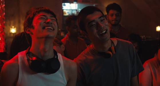 왼쪽부터 유타, 코우. 둘의 취미는 디제잉으로 같다. 소꿉친구인 둘은 육교를 지나 다른 방향으로 귀가하곤 하는데, 감독은 처음과 끝의 귀가 장면을 다르게 연출하여 우정의 변화를 드러냈다. 사진 영화사 진진