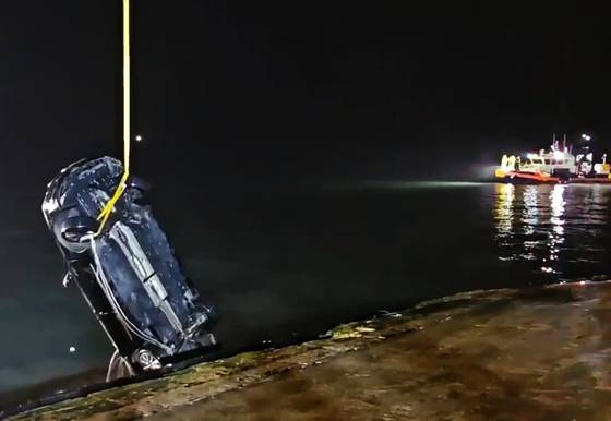 지난 2일 오후 전남 진도군 임회면 진도항 인근에서 일가족 3명이 탑승한 차량에 해상으로 인양되고 있다. 사진 목포해양경찰서