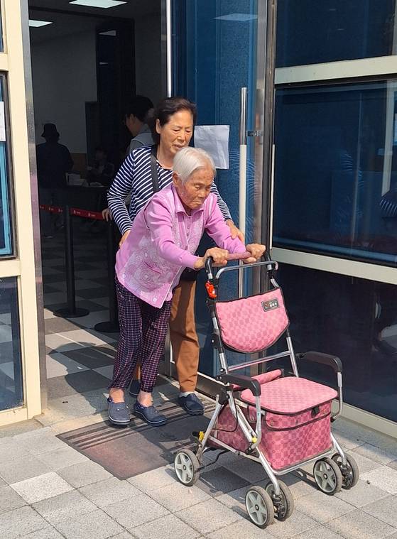 충북 옥천군 최고령 주민인 이용금(121)씨가 제21대 대통령 선거일인 3일 청산면다목적회관에 마련된 투표소에서 투표를 마친 뒤 나오고 있다. 연합뉴스