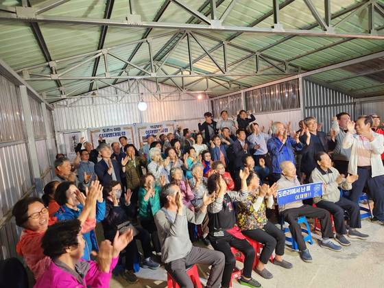 제21대 대통령 선거가 치러진 3일 오후 8시 지상파 3사 출구조사 결과에서 이재명 더불어민주당 후보의 득표율 예측이 높게 나오자 이 후보의 고향인 경북 안동시 예안면 도촌리 주민들이 기뻐하고 있다. 김정석 기자