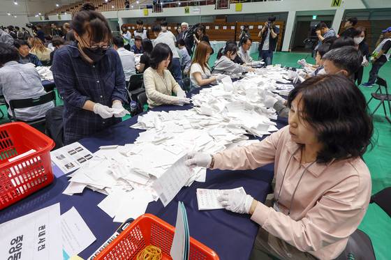 (서울=뉴스1) 민경석 기자 = 제21대 대통령 선거 투표일인 3일 오후 서울 관악구 서울대학교 체육관에 마련된 개표소에서 선거사무원들이 개표를 시작하고 있다. 뉴스1