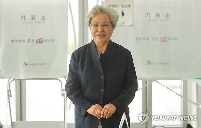 고 노무현 전 대통령의 부인 권양숙 여사가 제21대 대통령 선거일인 3일 오전 경남 김해시 진영읍 본산리 봉하마을 인근 한빛도서관 공연장에 마련된 투표소에서 투표하고 미소 짓고 있다. 연합뉴스