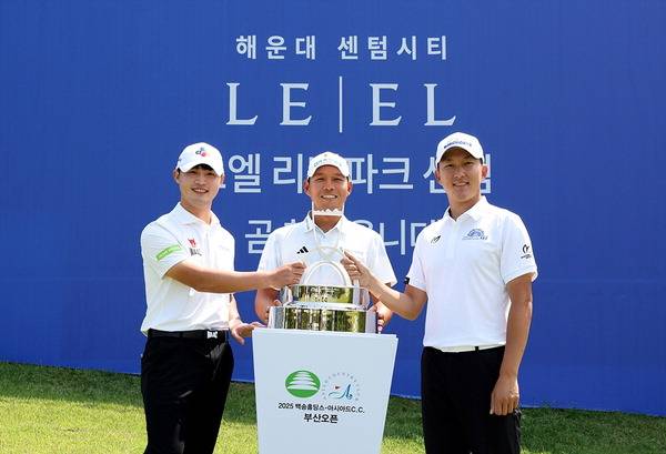 ‘백송홀딩스-아시아드CC 부산오픈’ 개막을 앞두고 3일 열린 포토콜에서 배용준(왼쪽부터) 문도엽 김백준이 우승 트로피 앞에서 선전을 다짐하고 있다. 지애드스포츠 제공