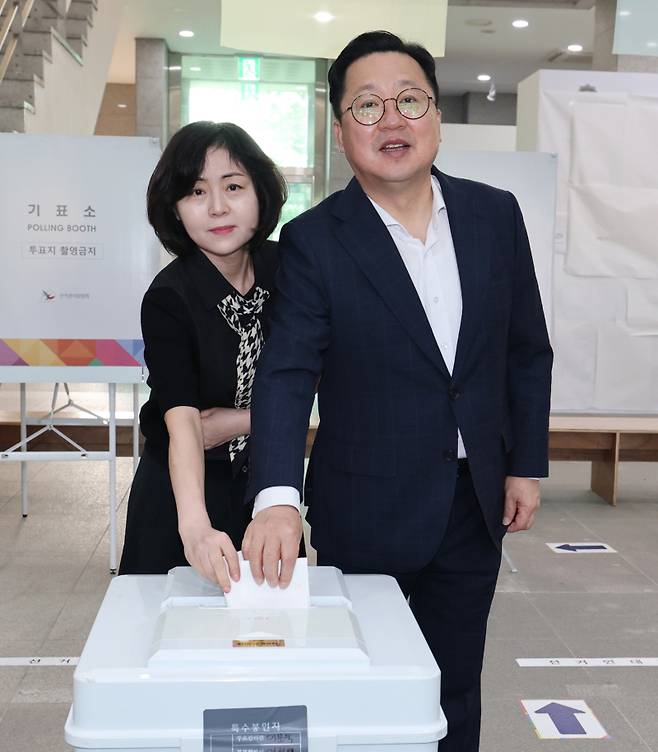 이장우 대전시장이 3일 오전 동구 소제동 전통나래관에 마련된 제21대 대통령 선거 중앙동 제2투표소에서 아내 김세원 여사와 함께 투표를 하고 있다. 대전시