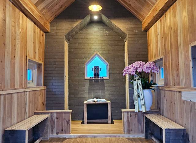 충남 태안에 봉헌된 순례자의교회 예배당 내부 모습.