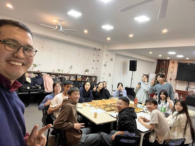 바트문흐 아마르사나(왼쪽) 몽골 YFC 대표가 지난 3월 몽골 울란바토르 샤인교회에서 청소년들과 함께 모임 후 사진 촬영을 하고 있다. 몽골 YFC 제공