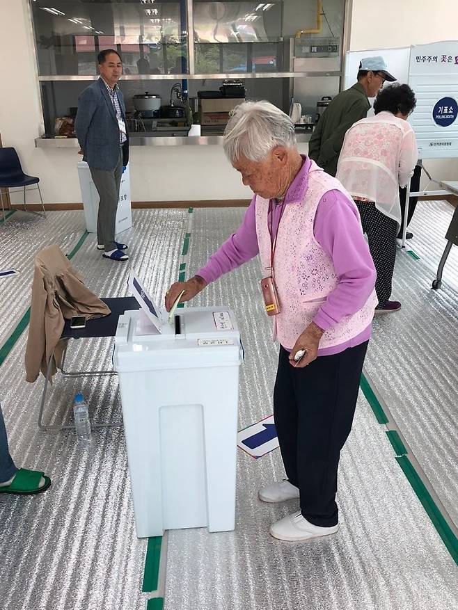 지난 2018년 전국동시지방선거 당시 이용금 할머니가 청산면 2투표소에서 투표하는 모습. 뉴시스