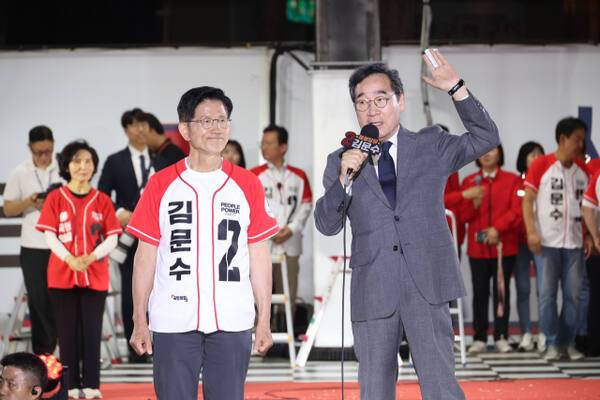 새미래민주당 이낙연 상임고문이 지난 2일 서울시청 앞 서울광장에서 열린 국민의힘 김문수 대선후보 피날레 유세에서 발언하는 모습. 연합뉴스