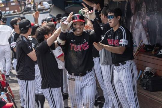 홈런을 치고 동료 축하를 받는 LG 김현수 / 사진=연합뉴스