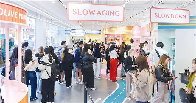 올리브영은 뷰티를 넘어 다양한 라이프스타일 제품과 서비스를 판매하는 공간으로 진화했다. 사진은 올해 4월 ‘트렌드팟 바이 올리브영 홍대’에서 진행된 슬로우에이징 팝업스토어. (올리브영 제공)