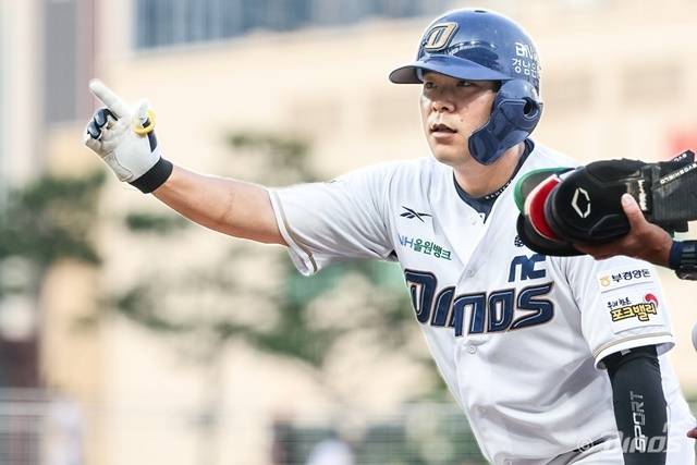 김정호가 1일 창원 한화전에서 안타를 친 뒤 기뻐하고 있다. 사진=NC 제공