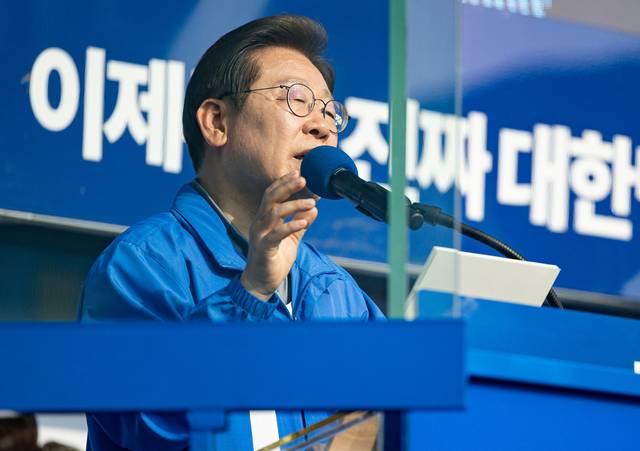 이재명 더불어민주당 대선 후보가 막바지 ‘험지 공략’에 나선 1일 울산광역시 일산해수욕장 앞에서 시민들에게 지지를 호소하고 있다. 연합뉴스(공동취재단)