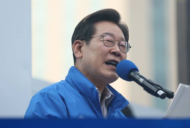 이재명 더불어민주당 대선 후보가 28일 서울 광진구 어린이대공원 정문 앞에서 열린 광진구·중랑구 집중 유세에서 지지를 호소하고 있다. 연합뉴스