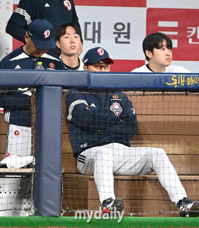 2025년 4월 23일 오후 서울 고척스카이돔에 진행된 '2025 신한 SOL뱅크 KBO 리그' 두산 베어스와 키움 히어로즈의 경기. 키움 푸이그가 4회말 두산 김유성의 얼굴로 향하는 투구에 화를 내며 마운드로 향하자 양 팀 선수들이 그라운드로 몰려와 벤치클리어링이 일어났다. 두산 이승엽 감독이 허탈해하고 있다./마이데일리