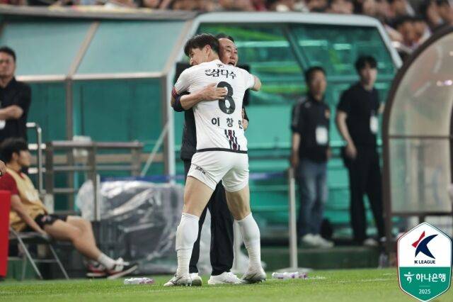 이창민과 김학범 제주 SK 감독/한국프로축구연맹