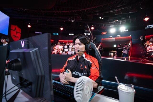 농심 레드포스의 '킹겐' 황성훈이 30일 서울 종로 롤파크에서 열린 2025 LCK 정규 시즌 2라운드에서 T1과 경기를 하고 있다 ./LCK 제공