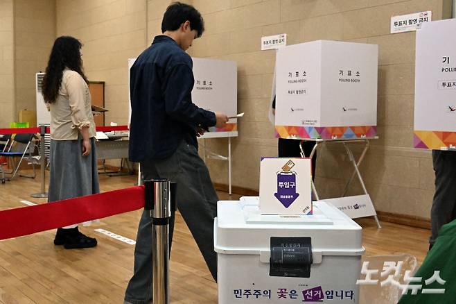 투표소에서 유권자들이 기표소로 향하고 있다. 윤창원 기자