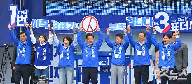 이재명 더불어민주당 대선 후보가 2일 서울 강서구 마곡 서울식물원에서 유권자의 한 표를 호소하고 있다. 윤창원 기자