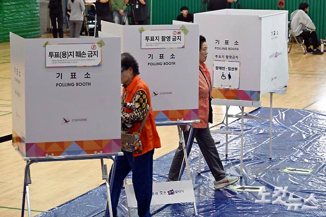 한 투표소에서 유권자들이 투표를 하고 있다. 윤창원 기자