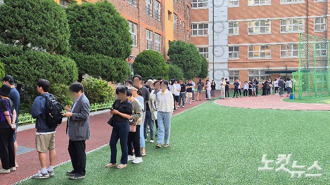 3일 서울 서초구 서초4동 제3·4투표소인 원명초등학교 운동장에서 유권자들이 줄 지어 서 있다. 송선교 기자