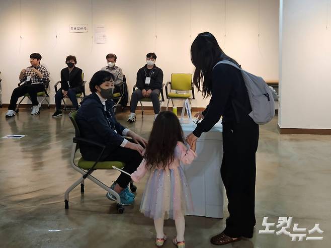 3일 부산 수영구 생활문화센터에 마련된 광안2동 제2투표소에서 한 유권자가 자녀와 함께 소중한 한 표를 행사하고 있다. 김혜민 기자