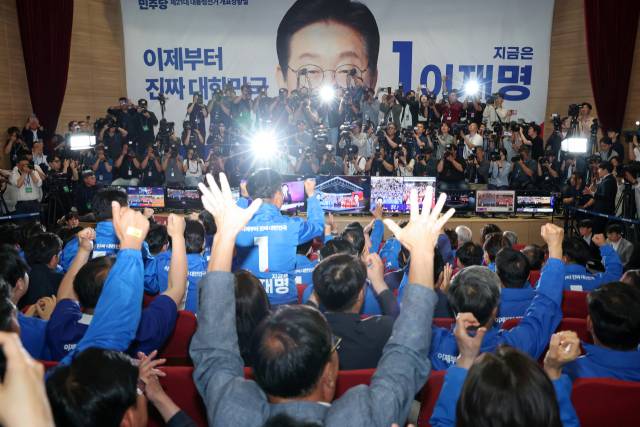 ▲더불어민주당 박찬대, 윤여준 상임총괄선대위원장을 비롯한 선대위 관계자들이 3일 국회의원회관 개표상황실에서 제21대 대통령선거 지상파 출구조사 결과에서 이재명 후보가 51.7%로 앞서는 것으로 발표되자 환호하고 있다. ⓒ연합뉴스