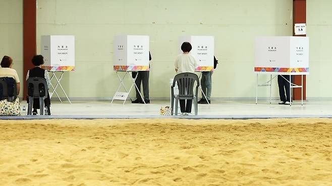 제21대 대통령선거 선거일인 3일 경기 성남시 중원구 성남종합운동장 실내씨름장에 마련된 성남동 제2투표소에서 유권자들이 투표하고 있다. 연합뉴스