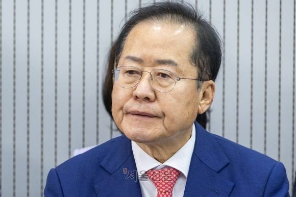 제21대 대통령후보자 국민의힘 3차 경선 진출자를 발표하는 29일 오후 서울 여의도 국민의힘 중앙당사에서 홍준표 후보가 결과를 기다리고 있다. 2025.04.29. 홍윤기 기자