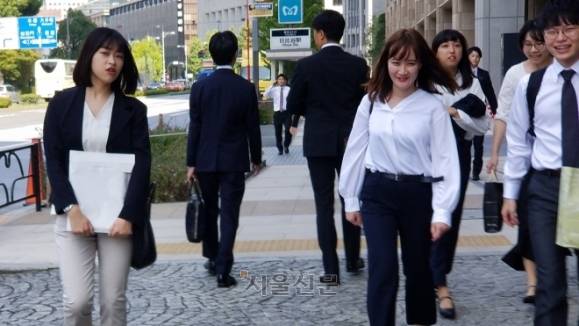 일본 도쿄의 중심지에서 근무하고 있는 직장인들. 사진은 기사의 내용과 직접적인 관련이 없음. 서울신문DB