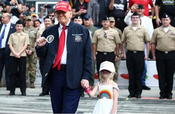 도널드 트럼프 미국 대통령이 2월 16일(현지 시간) 미국 플로리다주 데이토나 비치에서 열린 자동차 경주 대회 ‘데이토나 500’에 MAGA 모자를 쓰고 참석하고 있다. 뉴시스