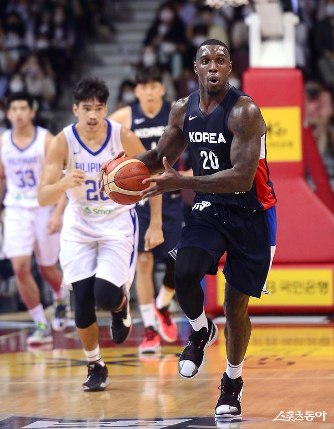 라건아는 2023~2024시즌까지 특별귀화선수 자격으로 활약했다. 남자농구대표팀의 일원으로 경기를 치르고 있는 라건아. 스포츠동아DB