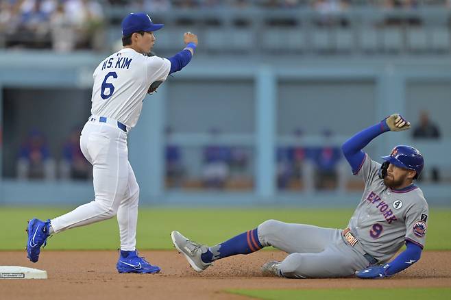 다저스 김혜성이 3일(한국시간) 다저스타디움에서 열린 ‘2025 메이저리그’ 메츠와 홈경기에서 9번타자 유격수로 선발 출전했다. 리그 최강 마무리 디아즈 상대 멀티히트를 기록하는 등 하위 타선에 활력을 불어넣었다. LA|AP뉴시스