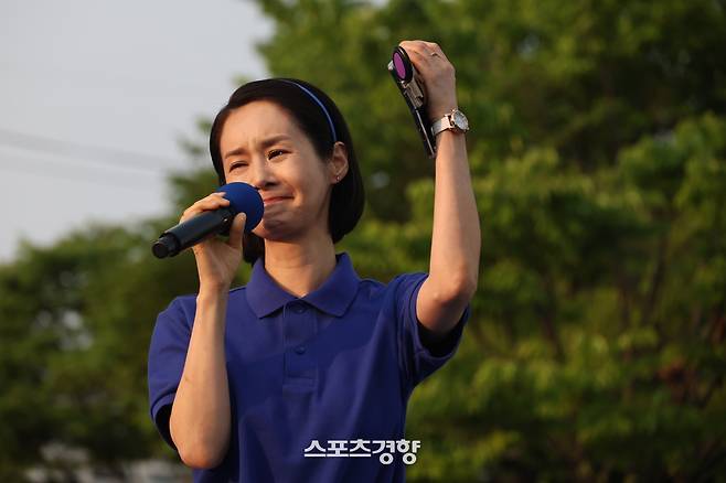 이재명 더불어민주당 후보가 30일 오후 충북 충주시 충주체육관 시계탑광장에 유세f를 앞둔 시간 배우 김가연씨가 지지 연설을 하고 있다..2025.5.30. 박민규 선임기자