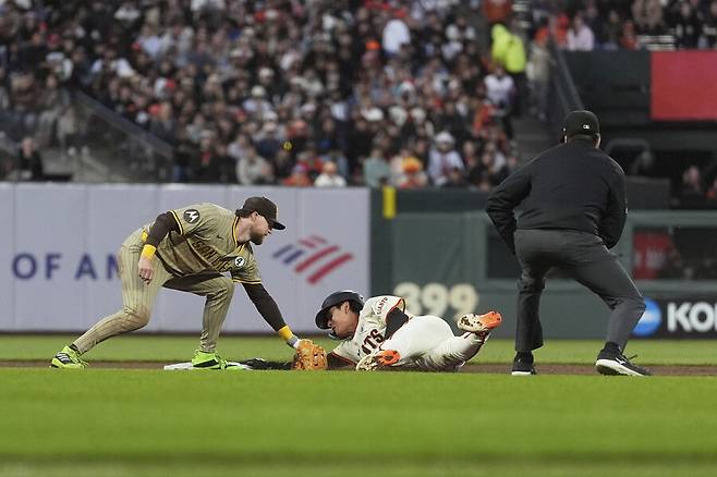 ▲ 왼팔을 접어 태그를 피하고 2루 도루를 성공시킨 이정후 ⓒ연합뉴스/AP