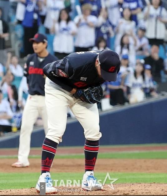 감보아가 27일 대구 삼성전에서 투구 전 고개를 숙이고 있다. /사진=강영조 선임기자