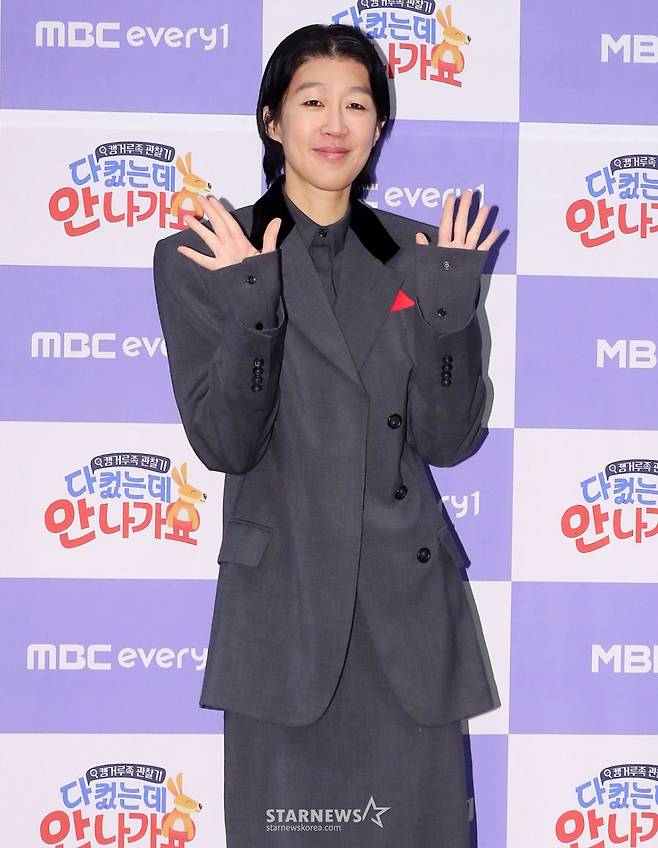 방송인 홍진경이 17일 오전 서울 마포구 상암동 스탠포드 호텔에서 진행된 MBC에브리원 '다 컸는데 안 나가요' 제작발표회에 참석해 포즈를 취하고 있다. '다 컸는데 안 나가요'는 높은 물가와 집값 상승으로 청년 2명 중 1명이 '캥거루족'이라는 요즘 시대에 부모님과 함께 살아가는 스타들의 일상을 공개하는 관찰 예능 프로그램이다. 오는 18일 첫 방송. 2025.01.17 /사진=김창현 chmt@