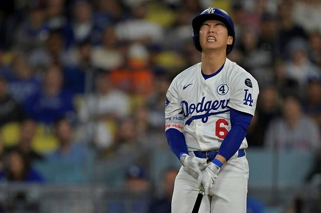 LA 다저스 소식을 다루는 매체 다저스웨이가 3일 다저스의 김혜성 활용법에 대해 강하게 비판했다. 매체는 김혜성이 공격과 수비에서 더 나은 성적을 보여주고 있음에도 미겔 로하스보다 우선순위에서 밀린 상황이라는 점을 강조했다. AP 연합뉴스