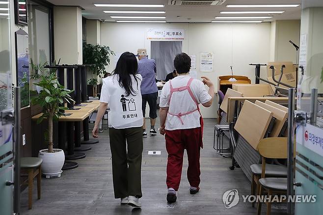 전통시장에 마련된 투표소 (의정부=연합뉴스) 임병식 기자 = 제21대 대통령 선거일인 3일 오전 경기도 의정부시 제일시장에 설치된 투표소에서 유권자들이 투표를 위해 이동하고 있다. 2025.6.3 andphotodo@yna.co.kr