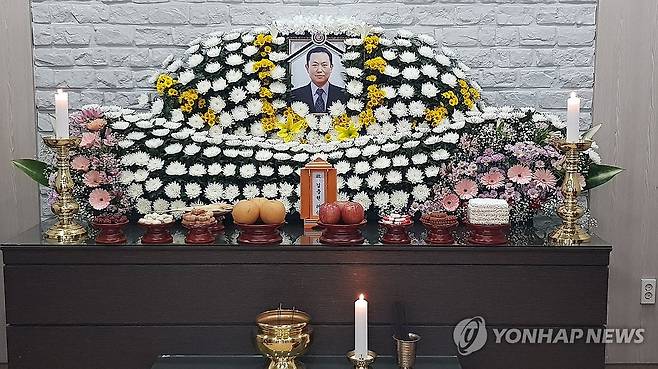 태안화력 하청 근로자 고 김충현씨 빈소 (태안=연합뉴스) 정윤덕 기자 = 충남 태안화력발전소에서 작업 중 숨진 고 김충현(50) 씨의 빈소가 3일 태안보건의료원 상례원 2층 1분향실에 마련됐다. 2025.6.3 cobra@yna.co.kr