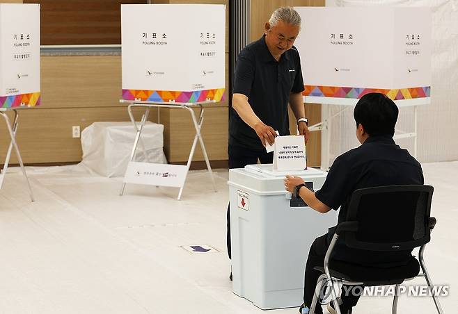 '투표하러 왔습니다' (대전=연합뉴스) 이주형 기자 = 제21대 대통령선거일인 3일 대전 서구 용문동행정복지센터에 마련된 용문동 제3투표소를 찾은 주민이 투표용지를 투표함에 넣고 있다. 2025.6.3 coolee@yna.co.kr